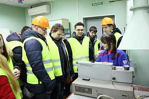 СТУДЕНТЫ НА КУЗНЕЧНОМ ЗАВОДЕ